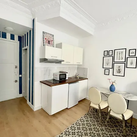Apartment 2 Steps From The Sea Near The Negresco